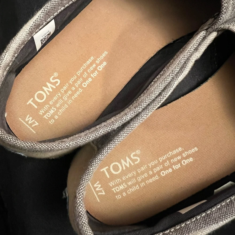 Toms-Beige stripe w/Rope bottom- Size:7, Pre-Owned, Small red spot on‎ top.